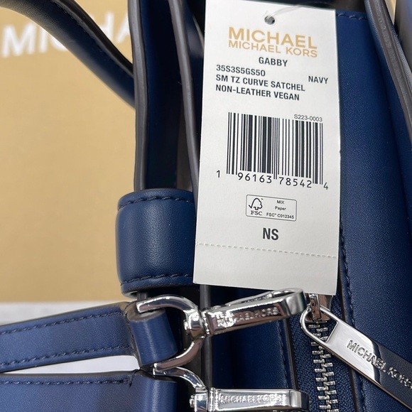 MICHAEL KORS
Gabby Small Faux Leather Satchel
COLOR NAVY
NWT - Picture 4 of 16